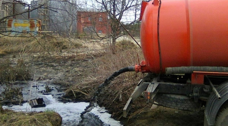 Чиновники дали ответ страдающим от канализационной вони