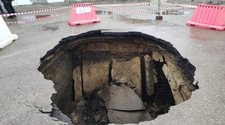 Гигантская яма в Городце